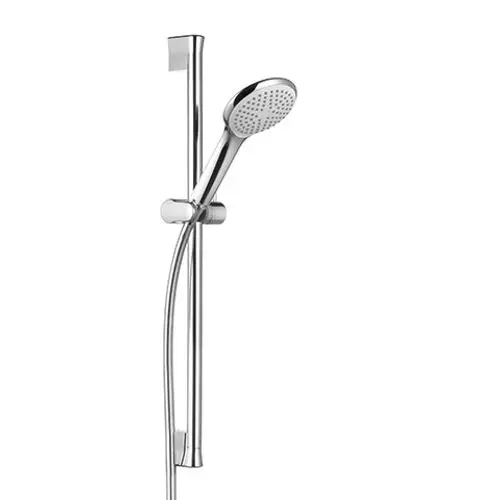 Brause-Set in Chrom-Optik von Kludi mit anpassbarem Halter für die Handbrause, montiert an einer vertikalen Stange.